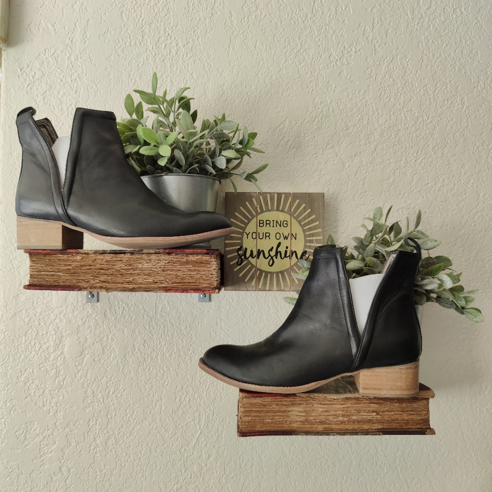 Jeffrey Campbell 💜 Vintage Muskrat Leather Bootie